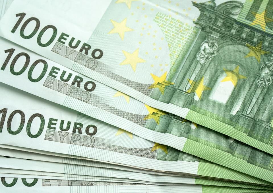 l-euro-atteint-la-parit-avec-le-dollar-une-premi-re-depuis-sa-mise-en